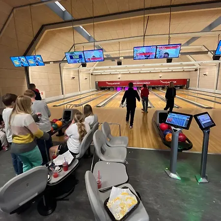 Stort Aktivitets-feriehus Med Fri Badeland, Bowling, Badminton Og Tennis Nyaraló Henne Strand