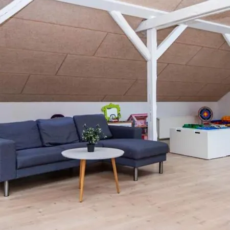 Stort Aktivitets-feriehus Med Fri Badeland, Bowling, Badminton Og Tennis Henne Strand
