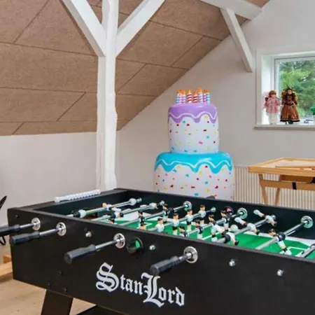 Stort Aktivitets-feriehus Med Fri Badeland, Bowling, Badminton Og Tennis