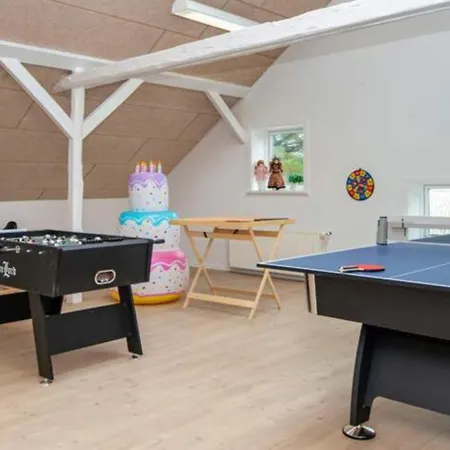 Stort Aktivitets-feriehus Med Fri Badeland, Bowling, Badminton Og Tennis Nyaraló *