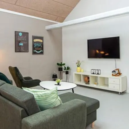 Stort Aktivitets-feriehus Med Fri Badeland, Bowling, Badminton Og Tennis Henne Strand