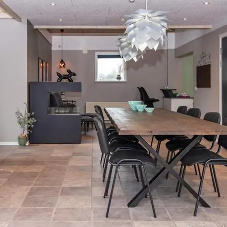 Stort Aktivitets-feriehus Med Fri Badeland, Bowling, Badminton Og Tennis Nyaraló Henne Strand